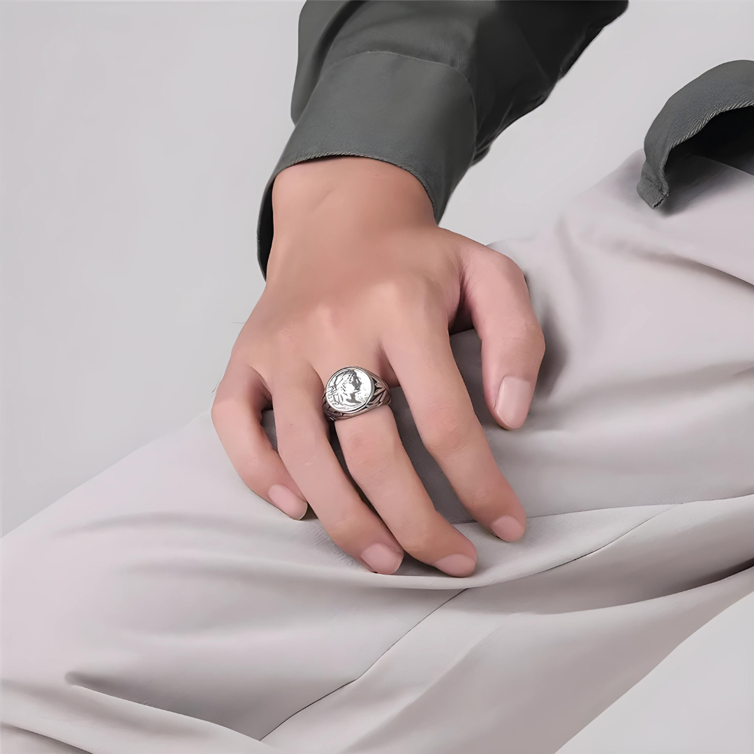 AVORIO™ | CAESAR SIGNET RING